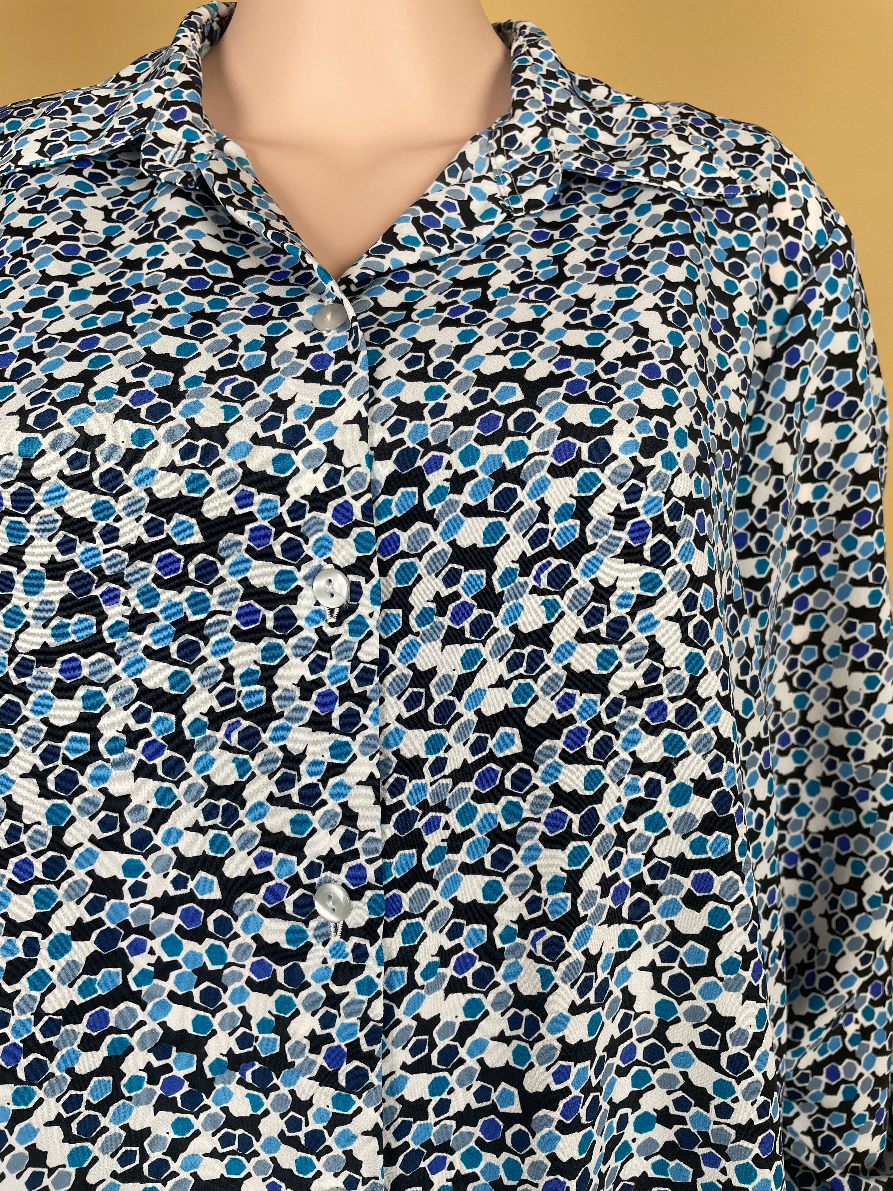 Elegant Floral Patterned Button-Up Shirt